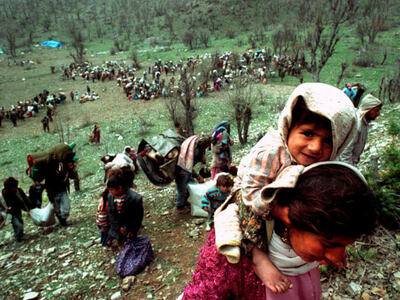 Ένα λειβάδι γεμάτο ανθρώπους. Είναι Κούρ...