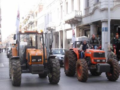 Στο τέλος της πορείας οι αγρότες με τα τρακέρ