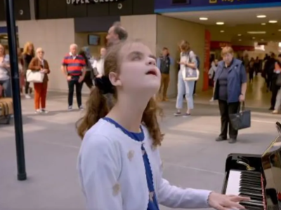 Βρετανία: Τυφλή πιανίστα 13 ετών ερμηνεύ...