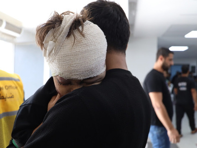 Ένα νεαρό αγόρι που τραυματίστηκε από αε...