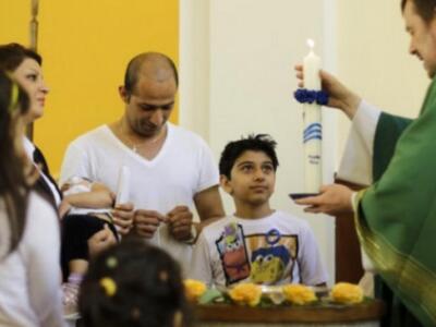 Γιατί οι πρόσφυγες βαπτίζονται χριστιανο...