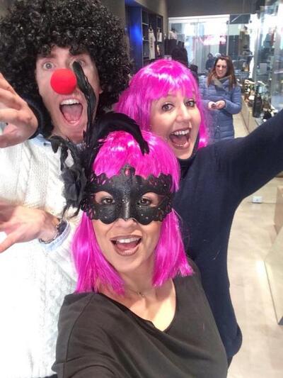 Μπροστά από το κατάστημα Μιχαϊλίδης