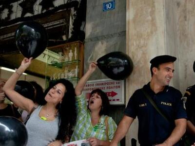 Ολονύκτια διαμαρτυρία απολυμένων καθαριστριών 