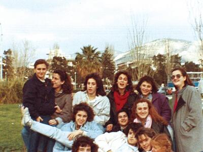 Με eighties αµφίεση οι: Ευγενία Πολυχρον...