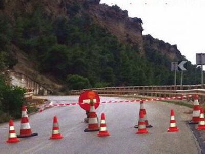 Απίστευτο! Κατέρρευσε λωρίδα κυκλοφορίας...