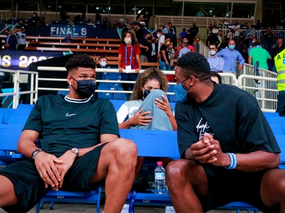 Γιάννης και Θανάσης Αντετοκούνμπο στον τ...