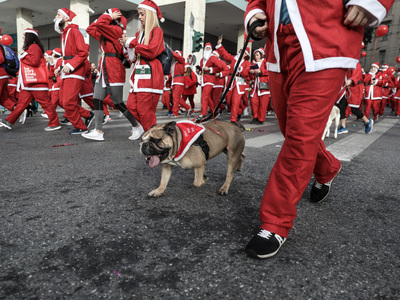 Στρατιά από "Άγιους Βασίληδες"...