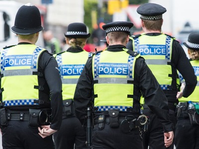 Βρετανία: Περισσότεροι από 200 αστυνομικ...