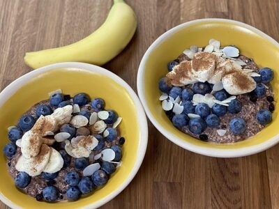 Υγιεινό πρωινό με σοκολάτα, μπανάνα και βρώμη 