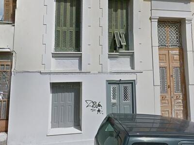 Ξύλινα, παλαιά, παραθύρια με άνοιγμα από κάτω προς τα έξω