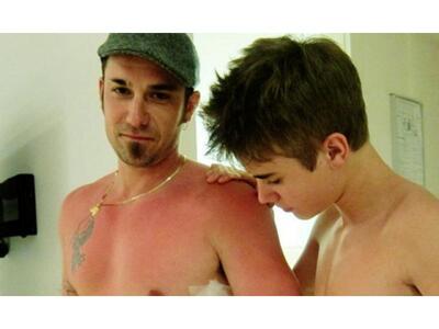 Δείτε τον Justin Bieber να «χτυπάει» tattoo