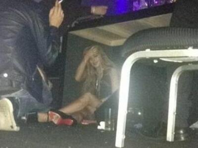 Η Lindsay Lohan κρύφτηκε κάτω από το τραπέζι