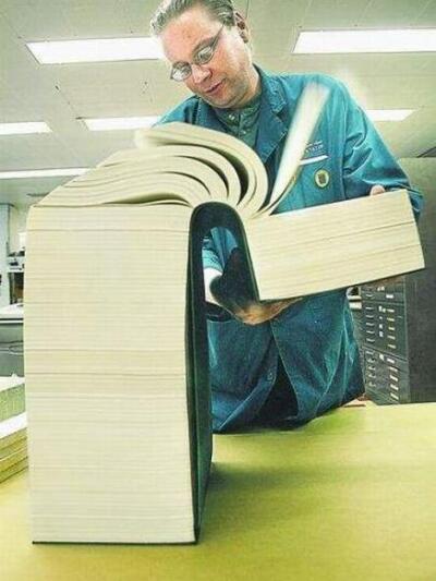 Διαβάζει το φρεσκοτυπωμένο πρόγραμμα των...