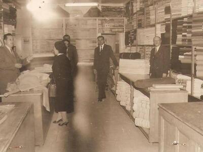 Στο κατάστημα της οδού Ερμού. Αριστερά ο...