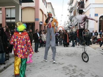 Καρναβάλι: Θέατρα δρόμου στο κέντρο της Πάτρας 