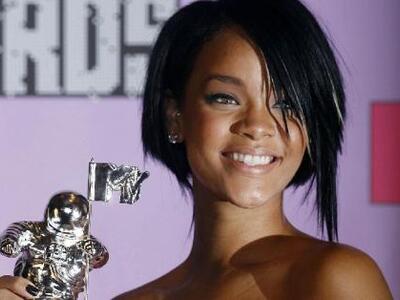 H Ριάνα τόπλες στο εξώφυλλο του νέου της...