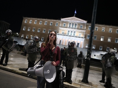 Φοιτητική πορεία: ΜΑΤ μπροστά στο μνημεί...