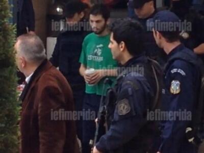 Καρέ καρέ η έξοδος του Νίκου Ρωμανού από...