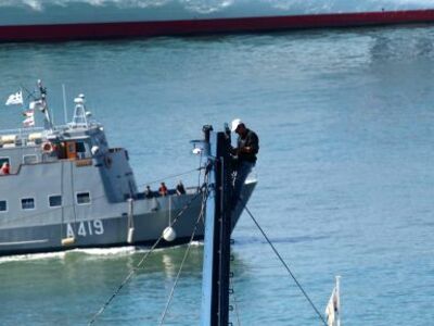 Ακυβέρνητο πλοίο στον Πειραιά