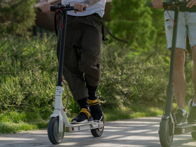 Ανεξέλεγκτα πατίνια στους δρόμους των πό...