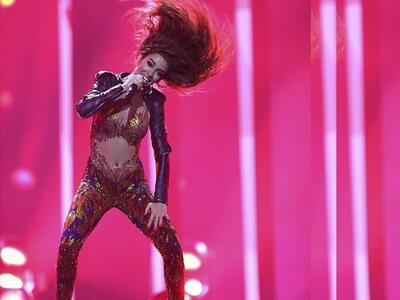 ΕΛΕΝΗ ΦΟΥΡΕΙΡΑ: ΟΤΑΝ «ΤΟΧΕΙΣ» ΚΑΙ ΤΟ ΒΛΕ...