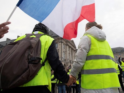 Γαλλία: Χρήση δακρυγόνων από την αστυνομ...