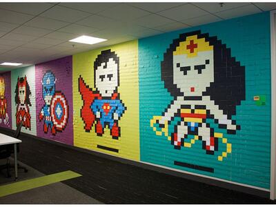 Εργαζόμενος δημιουργικού γραφείου γέμισε...