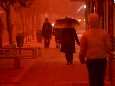 Αφρικανική σκόνη πάνω απο τη πόλη στο Ηρ...