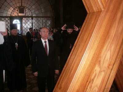 Όταν ο Πούτιν προσκυνούσε τον Σταυρό του...