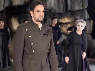 To thebest.gr συνάντησε στην πλ. Τριών Σ...