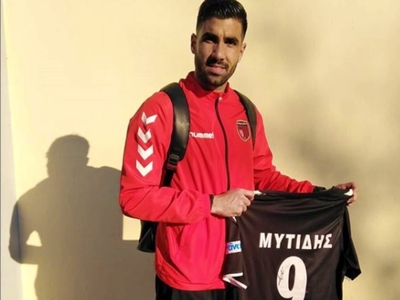 Ο Νέστορας Μυτίδης προσφέρει τη φανέλα τ...