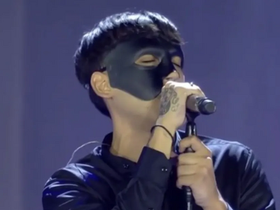 Ο 18χρονος με τη μάσκα που τραγούδησε γι...