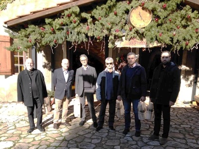 Μπροστά στην κάβα Δανιηλίδος. Από αριστε...