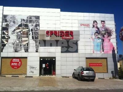 Πάτρα: Περιφρουρούν τα καταστήματα για ν...