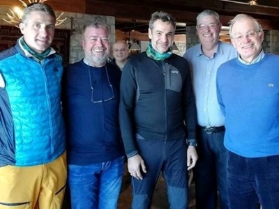 Στα χιόνια με την... στολή του ο Κ. Μητσ...