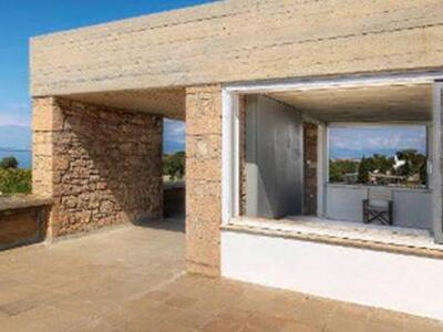 Στο "σφυρί" η βίλα του εικαστι...