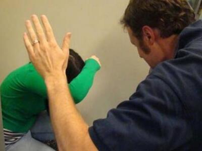 Αγρίνιο: Τη χτυπούσε στη μέση του δρόμου...