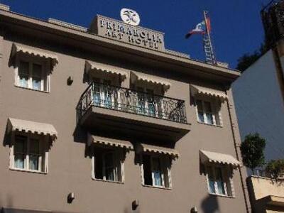 Δύο κτίρια "φιλέτα" της οικογέ...