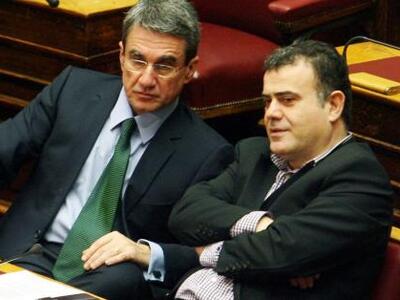 Αηδόνης στην κιθάρα, Μωραΐτης στα ντραμς...