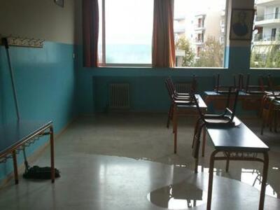 Πάτρα: Τα θρανία του 23ου Δημοτικού Σχολ...