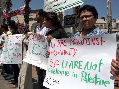 Αποδοκίμασαν τον Κάρολο Παπούλια στη Ραμάλα 