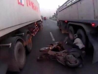  Ενα απίστευτο τροχαίο on camera - Δικυκ...