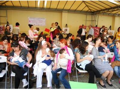 Πάτρα: Θήλασαν ομαδικά - ΔΕΙΤΕ ΦΩΤΟ