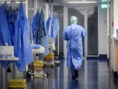 Δρομολογείται η πρόσληψη 300 γιατρών για τις ΜΕΘ
