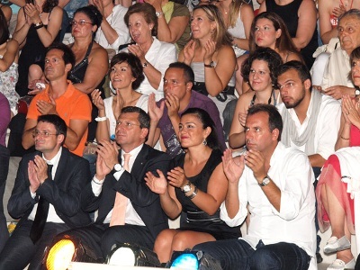 Στην πρώτη σειρά : ο Δήμαρχος της Πεσκάρ...