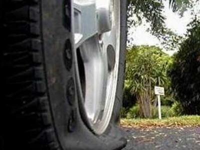 Πάτρα: Ξεφουσκώνουν τα λάστιχα και μετά κλέβουν