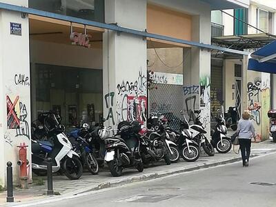 Το πεζοδρόμιο για τα μηχανάκια, ο δρόμος για τους πεζούς