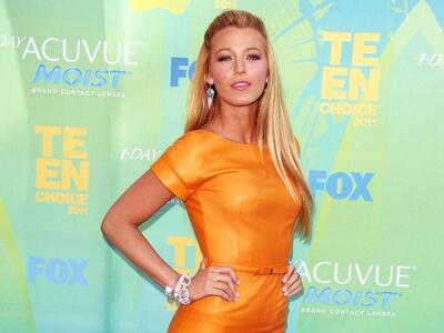 H Μπλέικ Λάιβλι χρησιμοποιεί εγχειρίδιο ...