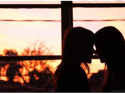 Η αδερφή τραγουδιστή και το φλερτ σε άλλ...