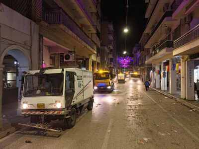 Oι εργάτες της καθαριότητας έπιασαν δουλειά μετά την νυκτερινή ποδαράτη παρέλαση(ΦΩΤΟ) | Molonoti News